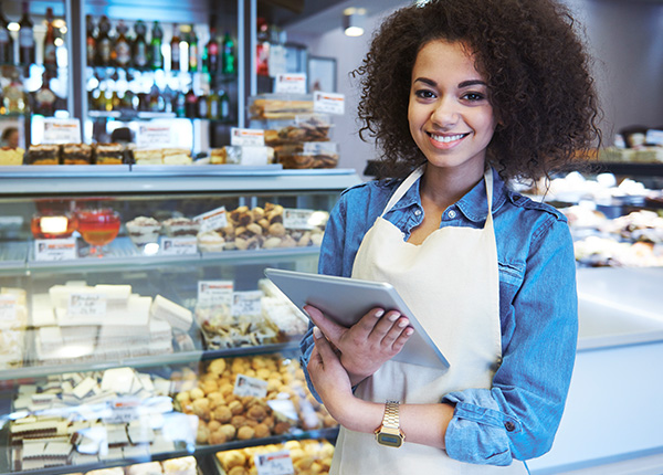 Commerçante satisfaite de ses résultats avec Google Business Profile